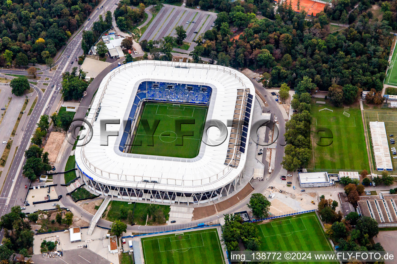 Terminé BBBank Stadium Wildpark du Karlsruher Sport-Club eV à le quartier Innenstadt-Ost in Karlsruhe dans le département Bade-Wurtemberg, Allemagne hors des airs