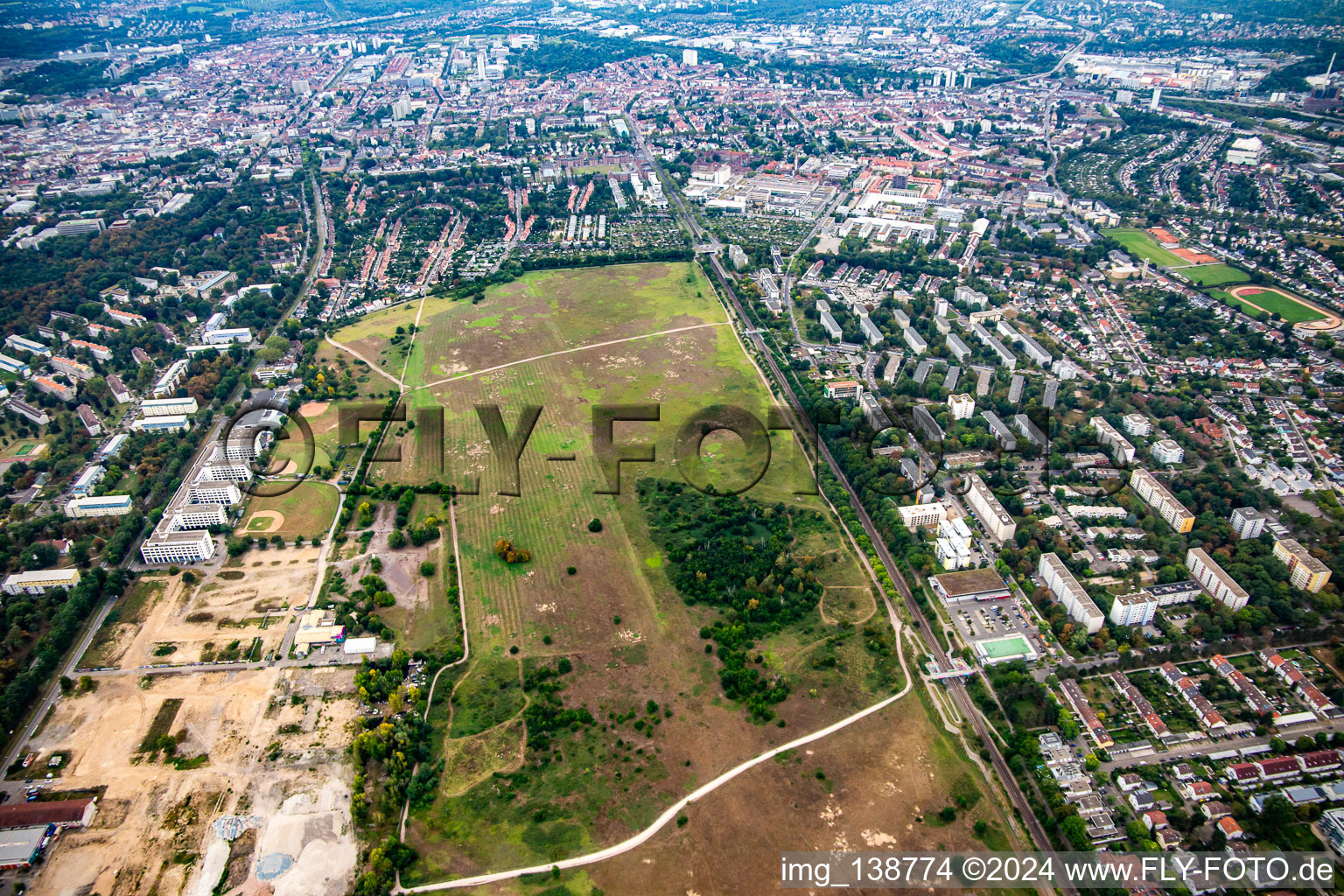 Vue aérienne de Ancien aérodrome Karlsruhe ancien aérodrome américain à le quartier Nordweststadt in Karlsruhe dans le département Bade-Wurtemberg, Allemagne