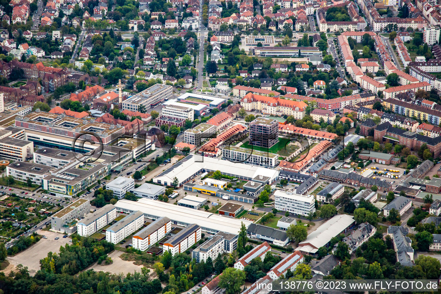Vue oblique de Hôpital municipal Karlsruhe à le quartier Nordweststadt in Karlsruhe dans le département Bade-Wurtemberg, Allemagne