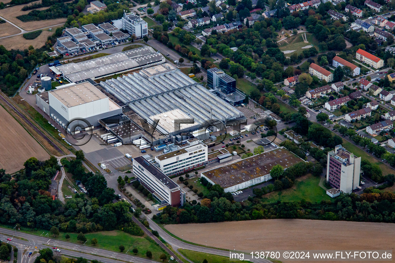 Vue oblique de L'ORÉAL Production Germany GmbH & Co. KG à le quartier Nordweststadt in Karlsruhe dans le département Bade-Wurtemberg, Allemagne