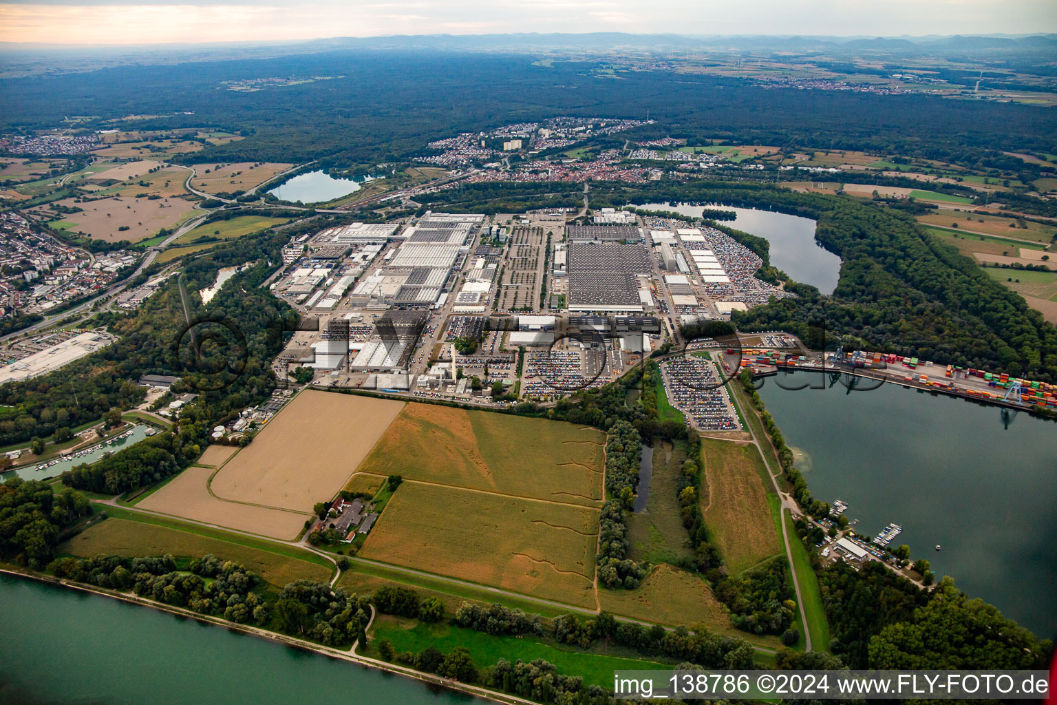 Vue aérienne de Daimler Truck AG, usine Mercedes-Benz Wörth dans l'usine automobile de Wörth à le quartier Maximiliansau in Wörth am Rhein dans le département Rhénanie-Palatinat, Allemagne