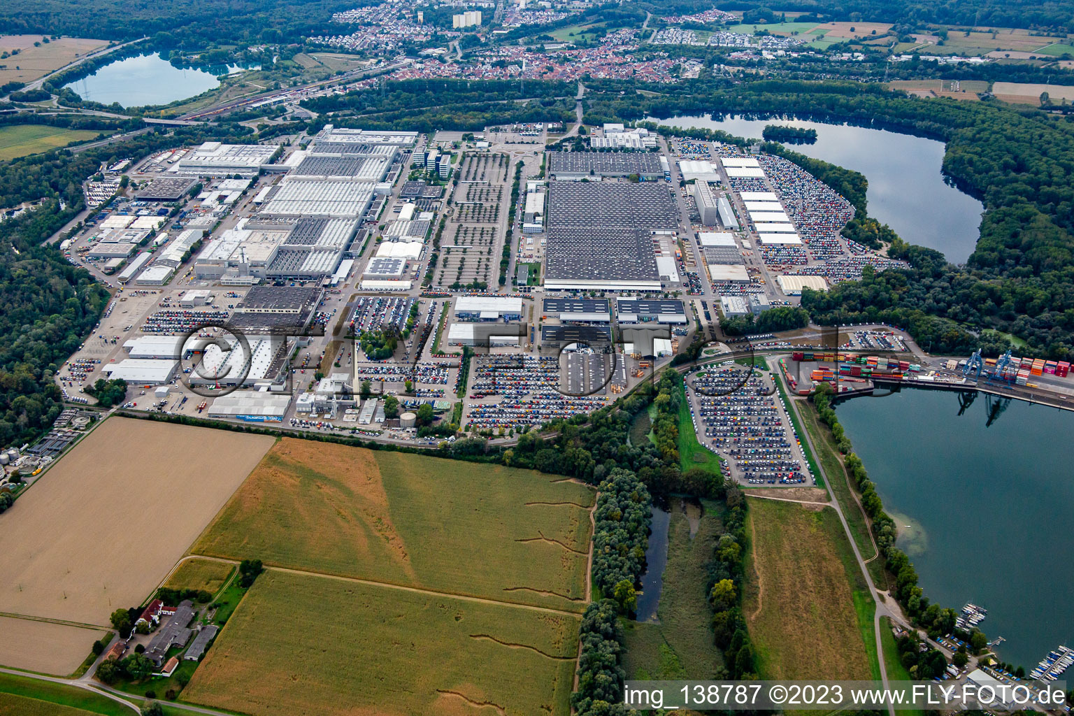 Vue aérienne de Daimler Truck AG, usine Mercedes-Benz Wörth dans l'usine automobile de Wörth à le quartier Maximiliansau in Wörth am Rhein dans le département Rhénanie-Palatinat, Allemagne