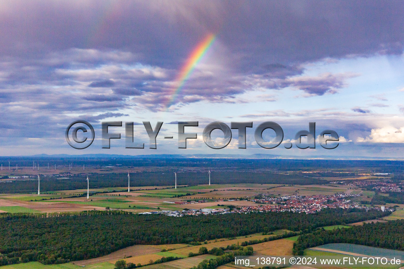 Vue aérienne de Arc-en-ciel sur les éoliennes à Hatzenbühl à Hatzenbühl dans le département Rhénanie-Palatinat, Allemagne