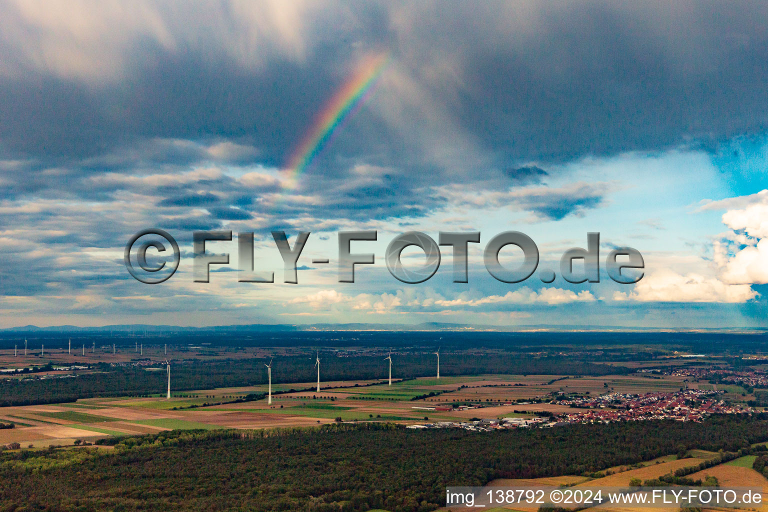 Vue aérienne de Arc-en-ciel sur les éoliennes à Hatzenbühl à Hatzenbühl dans le département Rhénanie-Palatinat, Allemagne