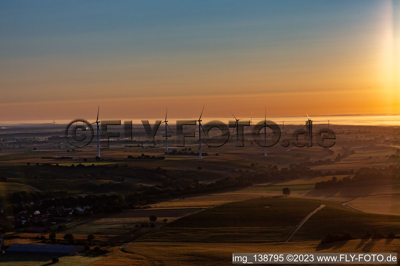 Vue aérienne de Parc éolien Freckenfeld au lever du soleil à Freckenfeld dans le département Rhénanie-Palatinat, Allemagne