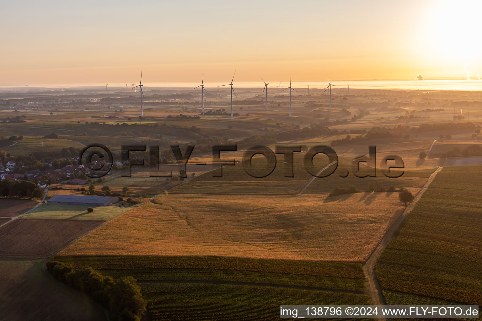 Vue aérienne de Parc éolien de Freckenfeld depuis l'ouest au lever du soleil à Vollmersweiler dans le département Rhénanie-Palatinat, Allemagne