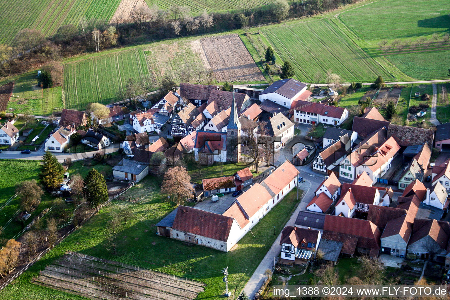 Vue aérienne de Vue sur le village à le quartier Klingen in Heuchelheim-Klingen dans le département Rhénanie-Palatinat, Allemagne