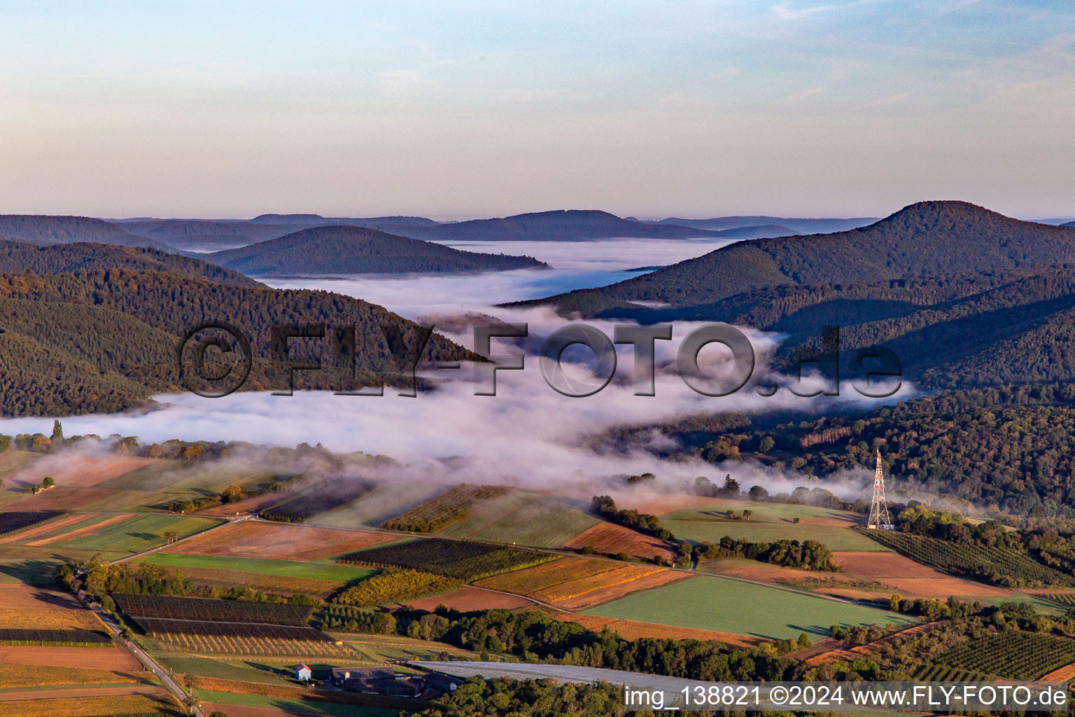 Vue aérienne de Wieslautertal sous le couvert du brouillard matinal à le quartier Weiler in Wissembourg dans le département Bas Rhin, France