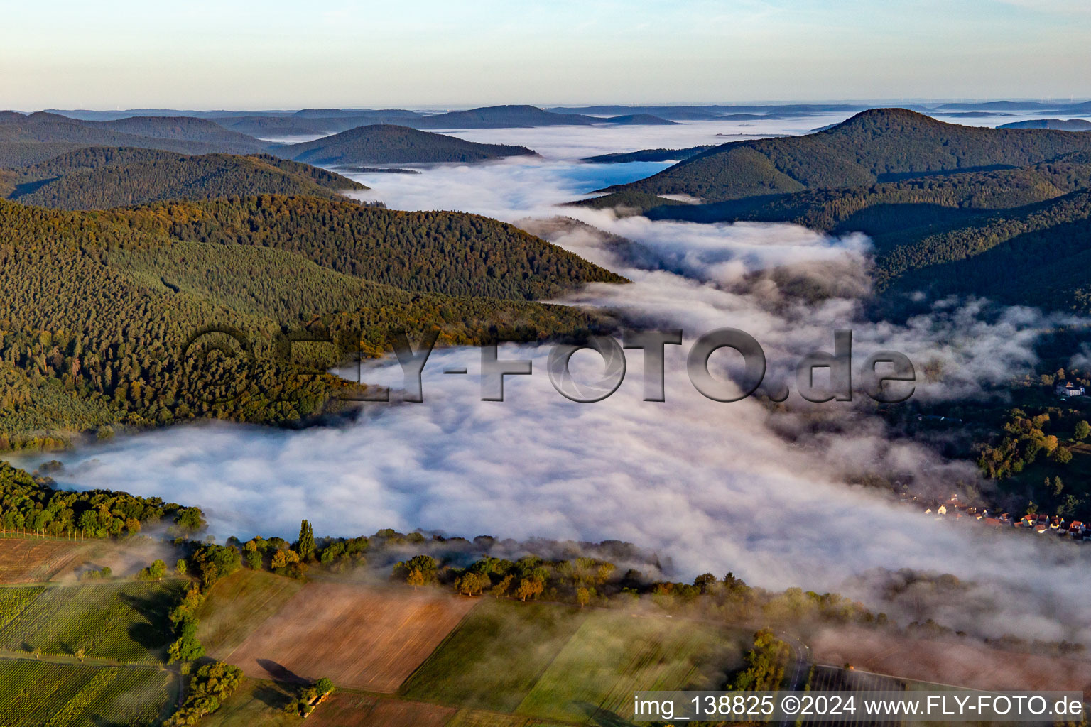 Vue aérienne de Wieslautertal sous le couvert du brouillard matinal à Bobenthal dans le département Rhénanie-Palatinat, Allemagne