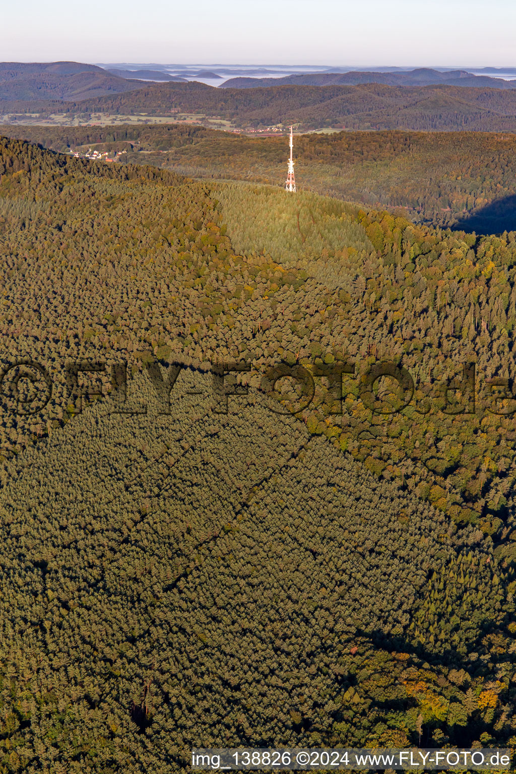 Vue aérienne de Mât de transmission sur le Col de Pigeonnier à Wissembourg dans le département Bas Rhin, France