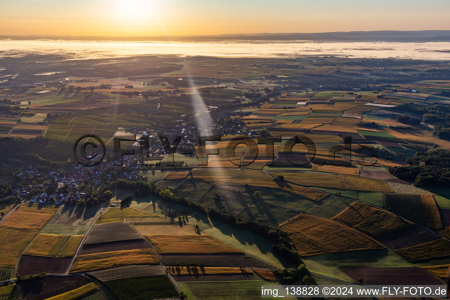 Vue d'oiseau de Oberhoffen-lès-Wissembourg dans le département Bas Rhin, France