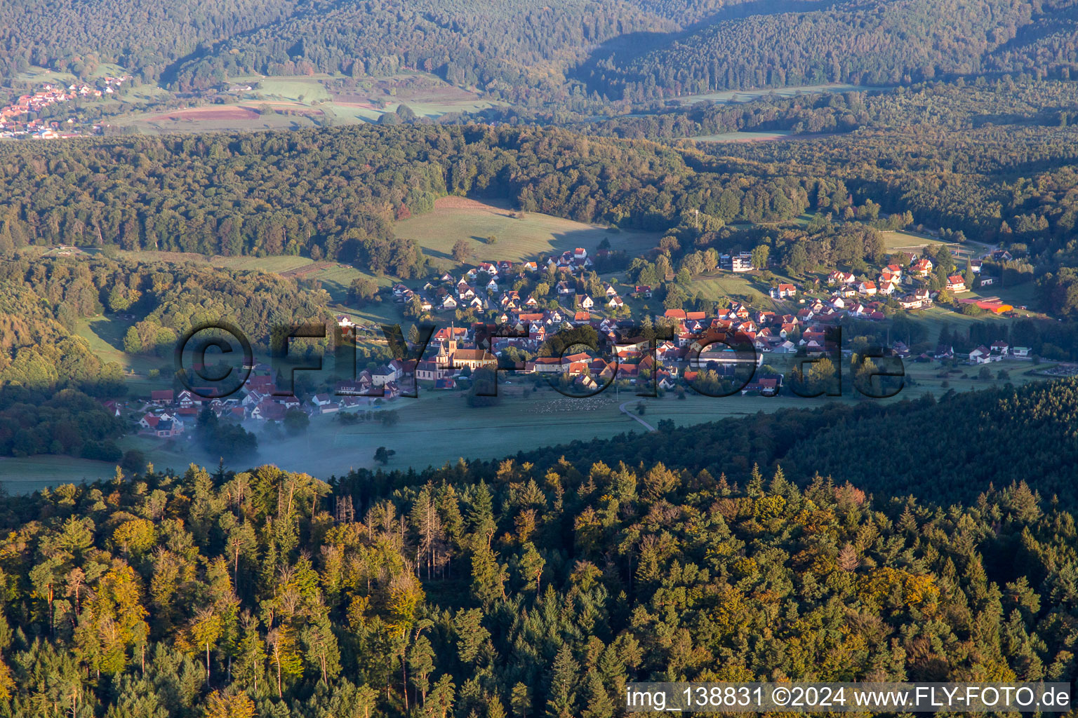 Vue aérienne de Du sud-est à Climbach dans le département Bas Rhin, France