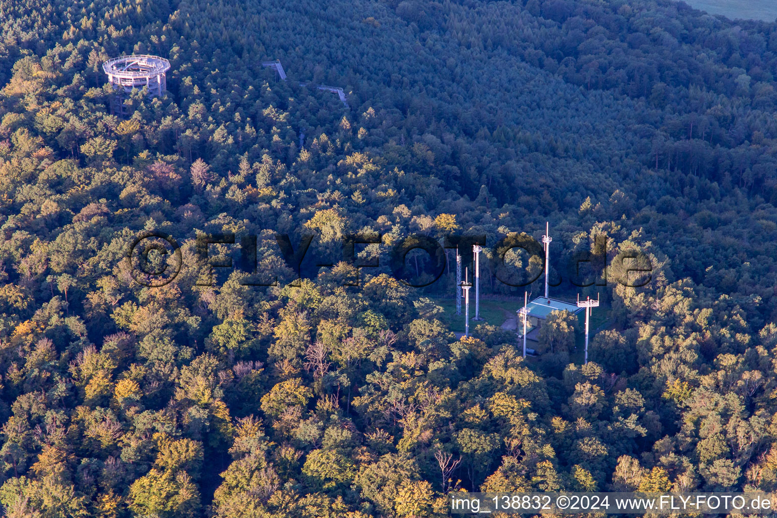 Vue aérienne de Antennes radar au Col de Stiefelsberg à Cleebourg dans le département Bas Rhin, France