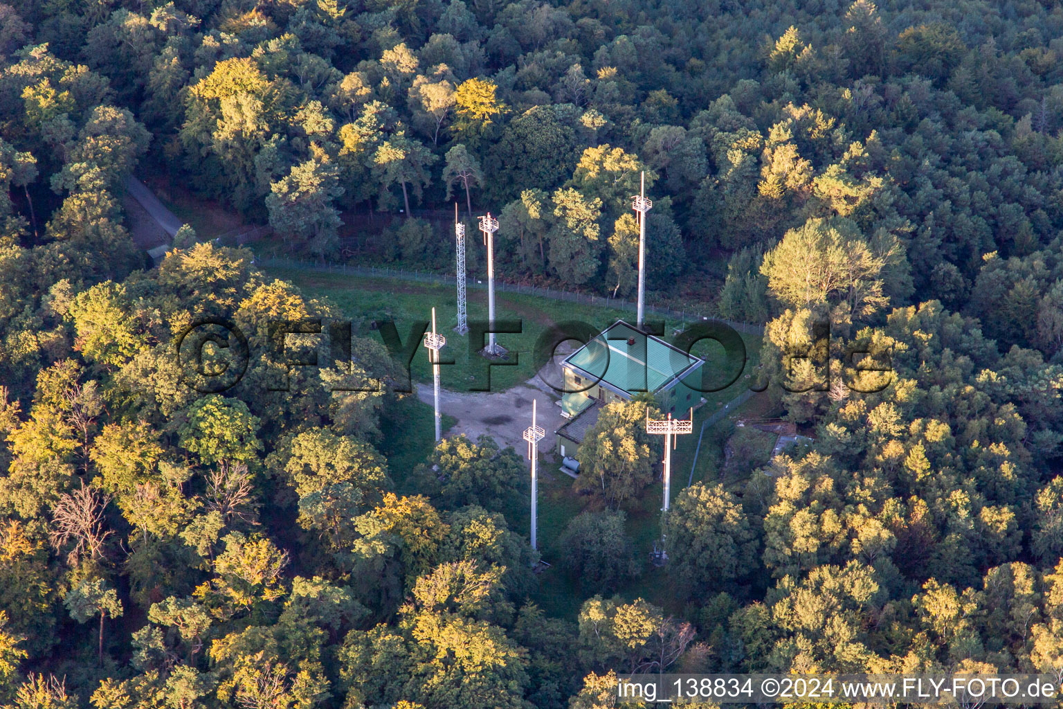 Vue aérienne de Antennes radar au Col de Stiefelsberg à Cleebourg dans le département Bas Rhin, France