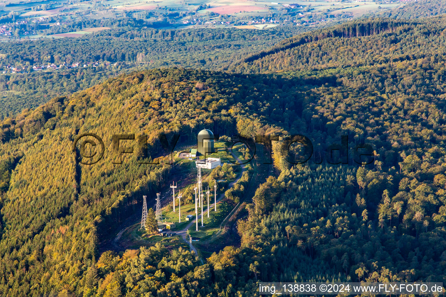 Vue aérienne de Antennes radar sur Pfaffenschlick à Soultz-sous-Forêts dans le département Bas Rhin, France