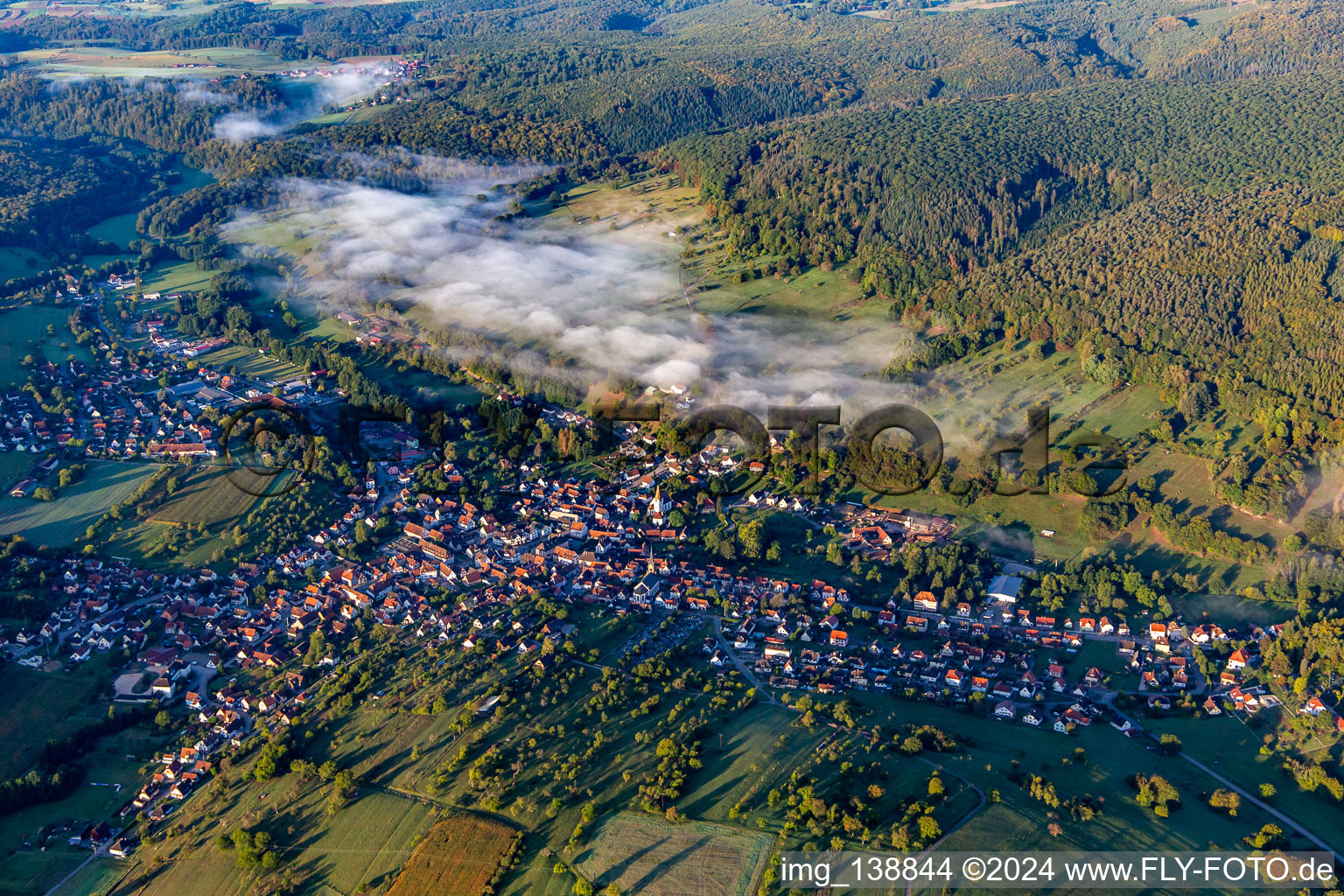 Vue aérienne de Du nord-est à Lembach dans le département Bas Rhin, France