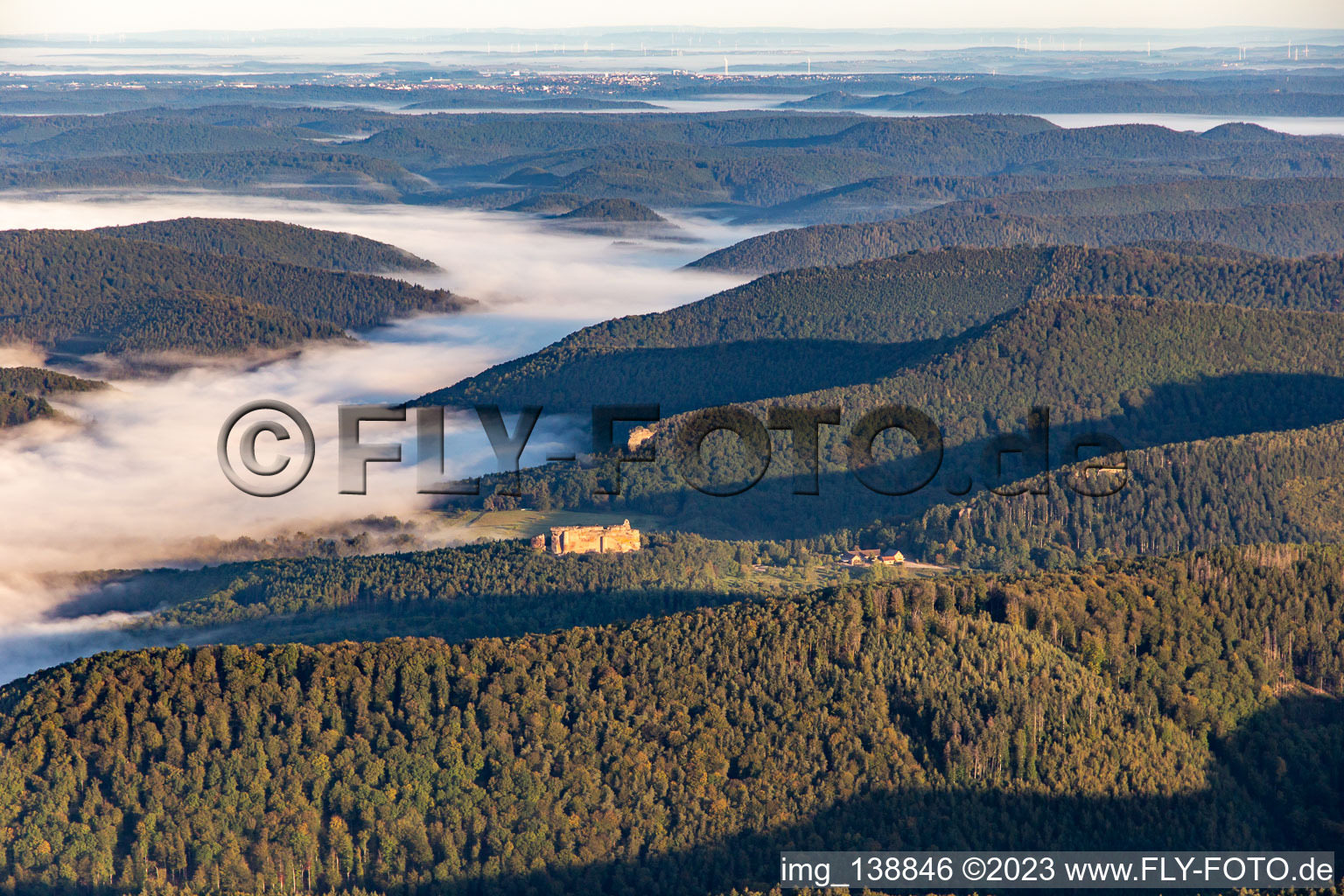 Vue aérienne de Steinbachtal sous la brume matinale à Lembach dans le département Bas Rhin, France