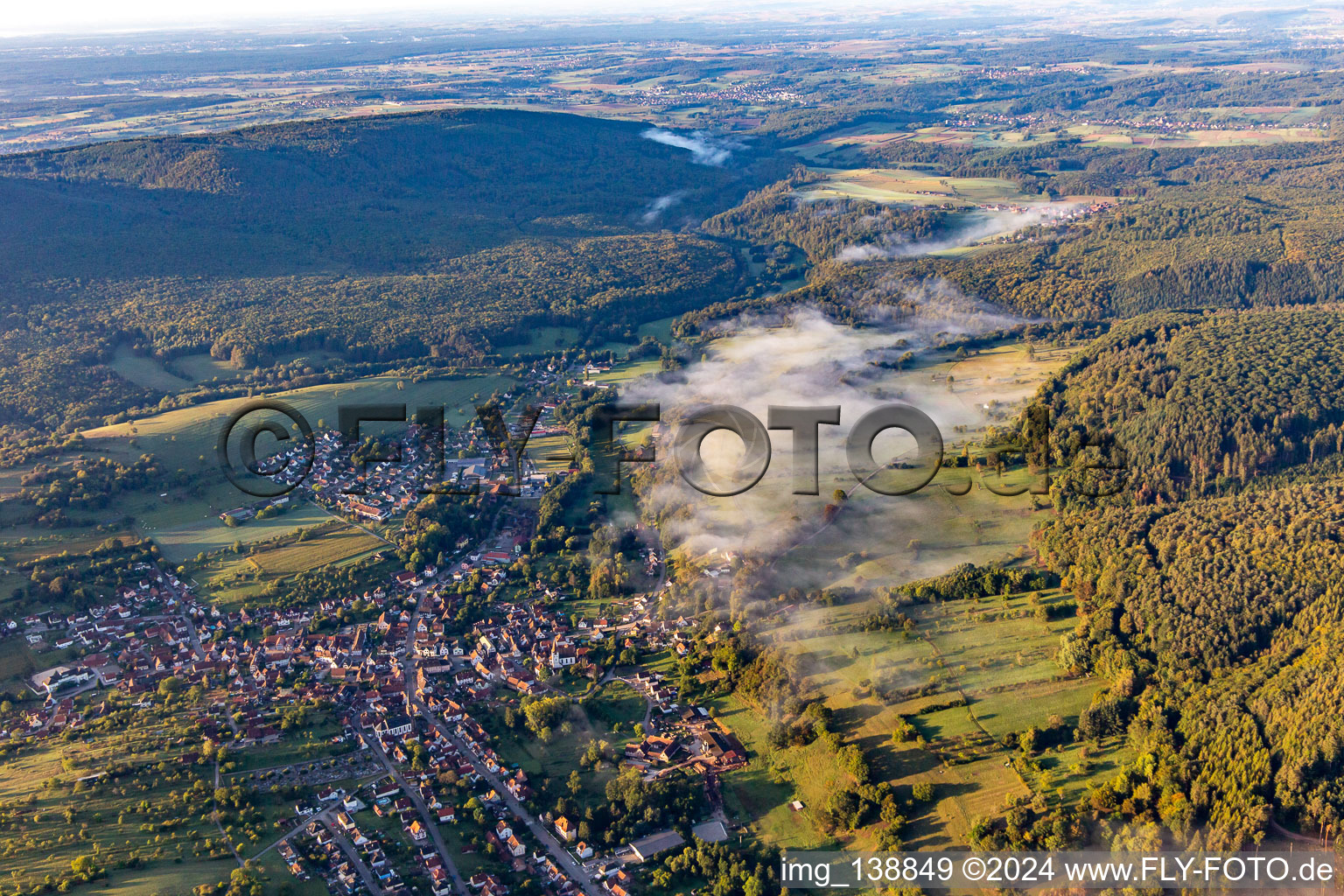 Vue aérienne de Du nord à Lembach dans le département Bas Rhin, France