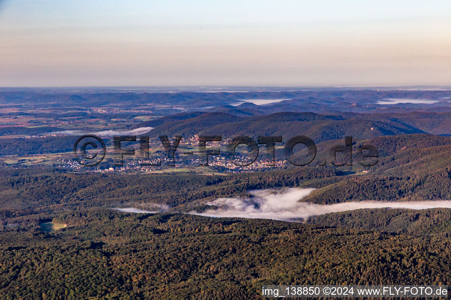 Vue aérienne de Du nord à Langensoultzbach dans le département Bas Rhin, France