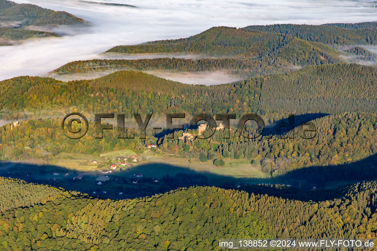 Vue aérienne de Château du Vieux-Windstein à Windstein dans le département Bas Rhin, France