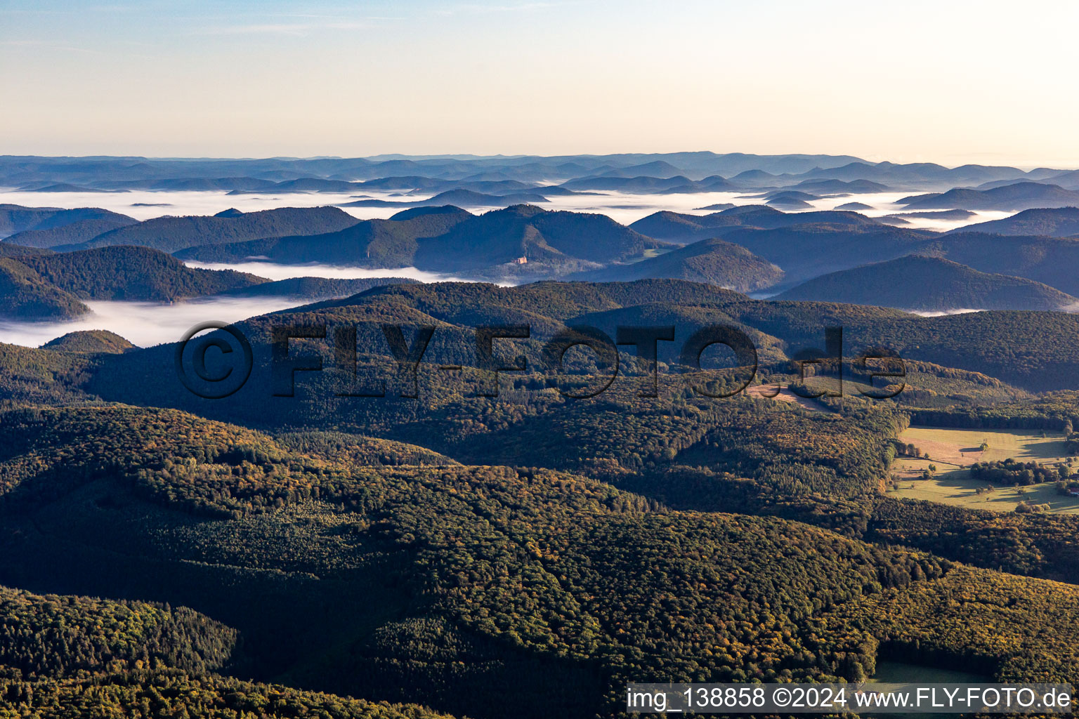 Vue aérienne de Wasgau du sud à Langensoultzbach dans le département Bas Rhin, France