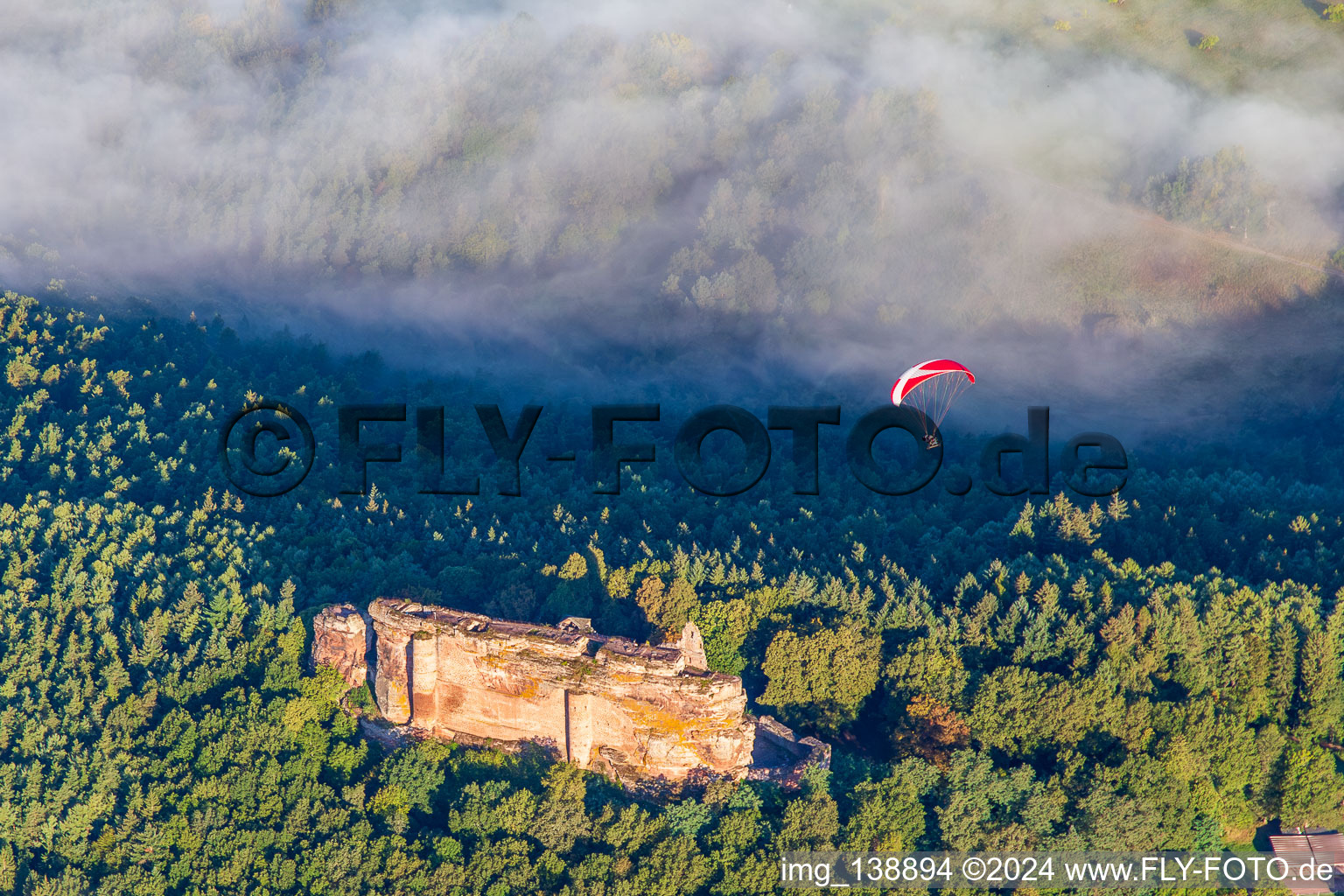 Château Fort de Fleckenstein à Lembach dans le département Bas Rhin, France vue d'en haut