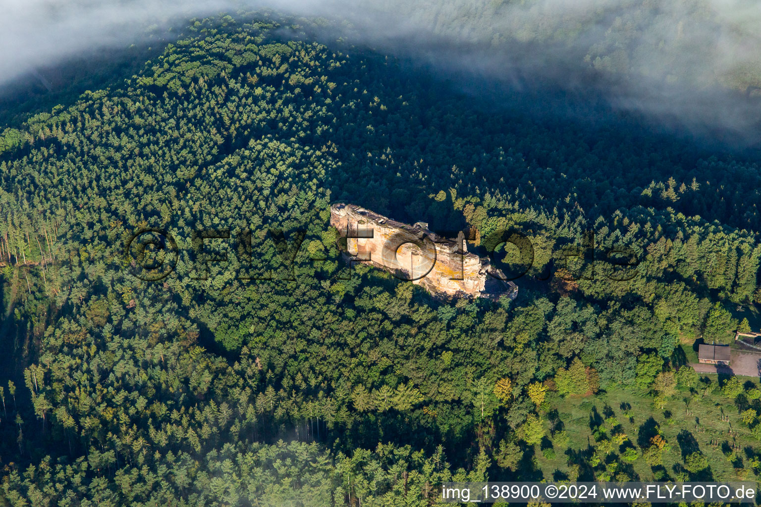 Château Fort de Fleckenstein à Lembach dans le département Bas Rhin, France vue du ciel