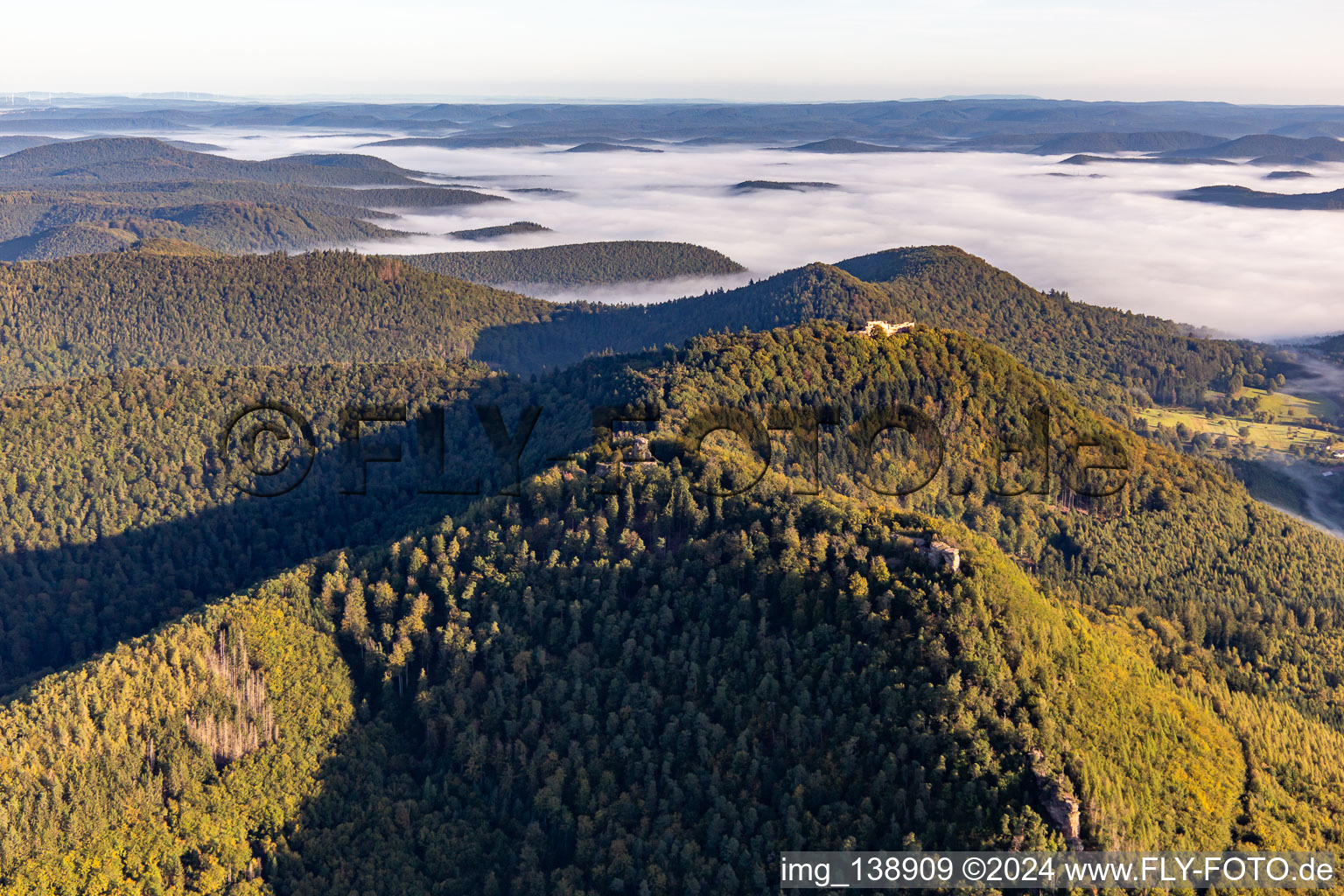 Vue aérienne de Châteaux de Hohenbourg et Lœwenstein et Wegelnburg à Lembach dans le département Bas Rhin, France