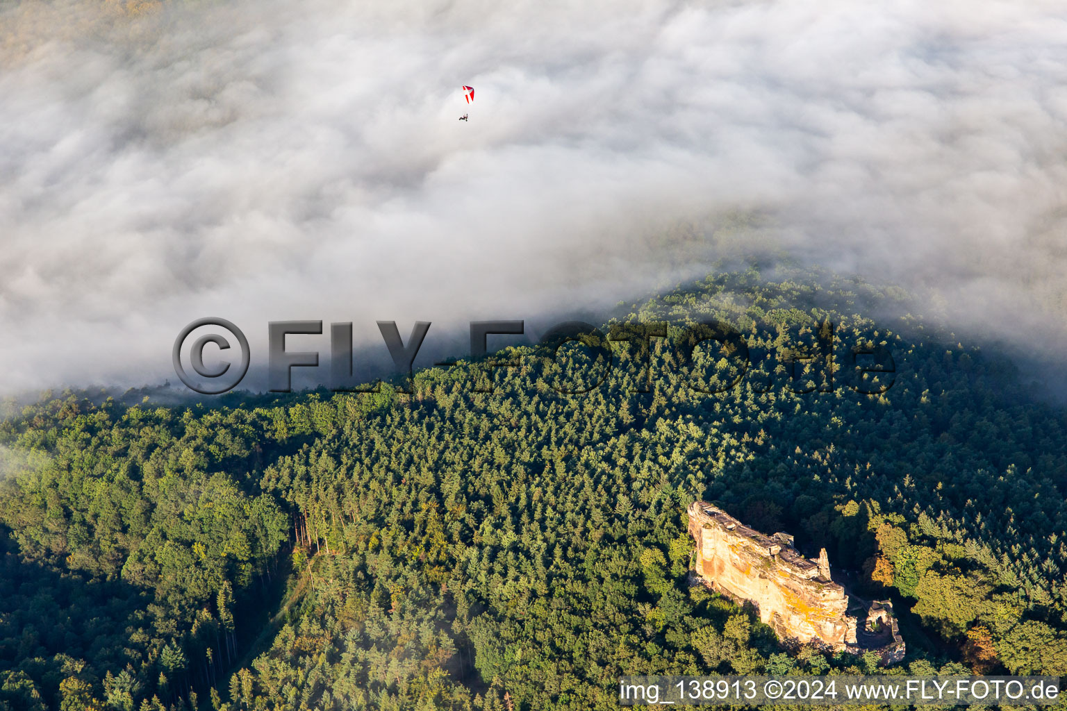 Château Fort de Fleckenstein à Lembach dans le département Bas Rhin, France du point de vue du drone