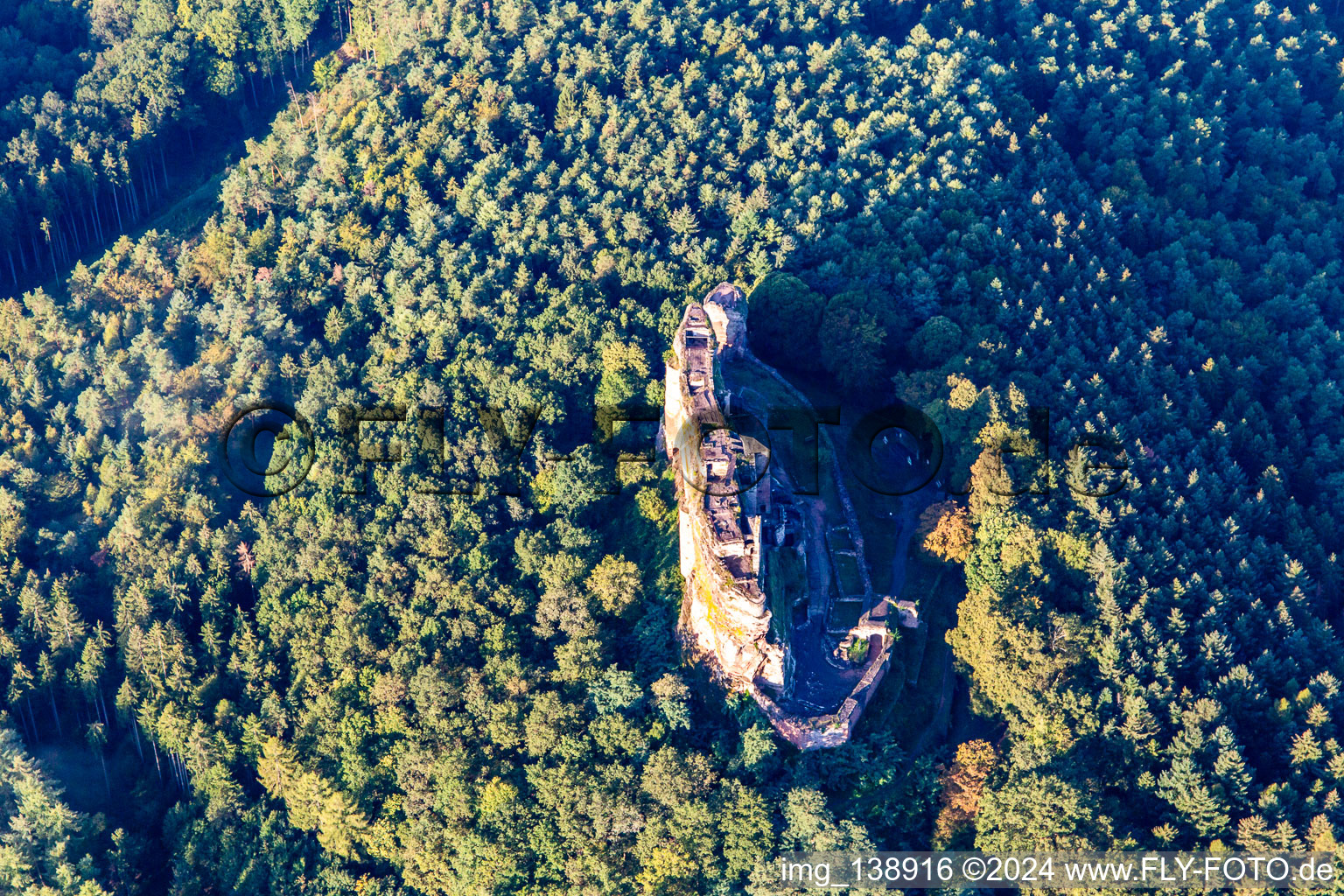 Château Fort de Fleckenstein à Lembach dans le département Bas Rhin, France d'un drone