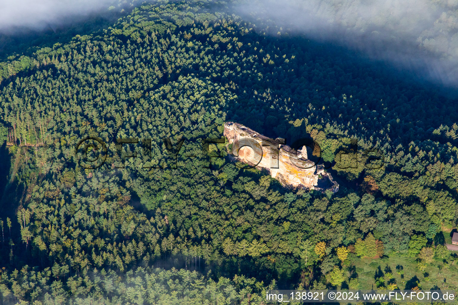 Château Fort de Fleckenstein à Lembach dans le département Bas Rhin, France vu d'un drone