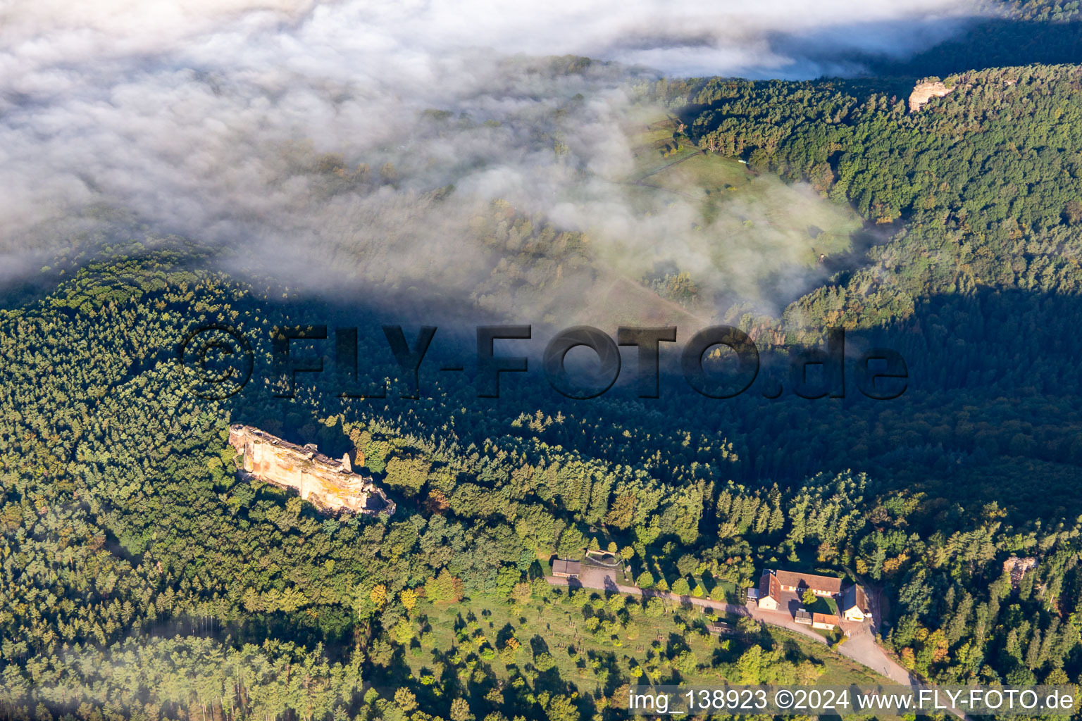 Vue aérienne de Château Fort de Fleckenstein à Lembach dans le département Bas Rhin, France