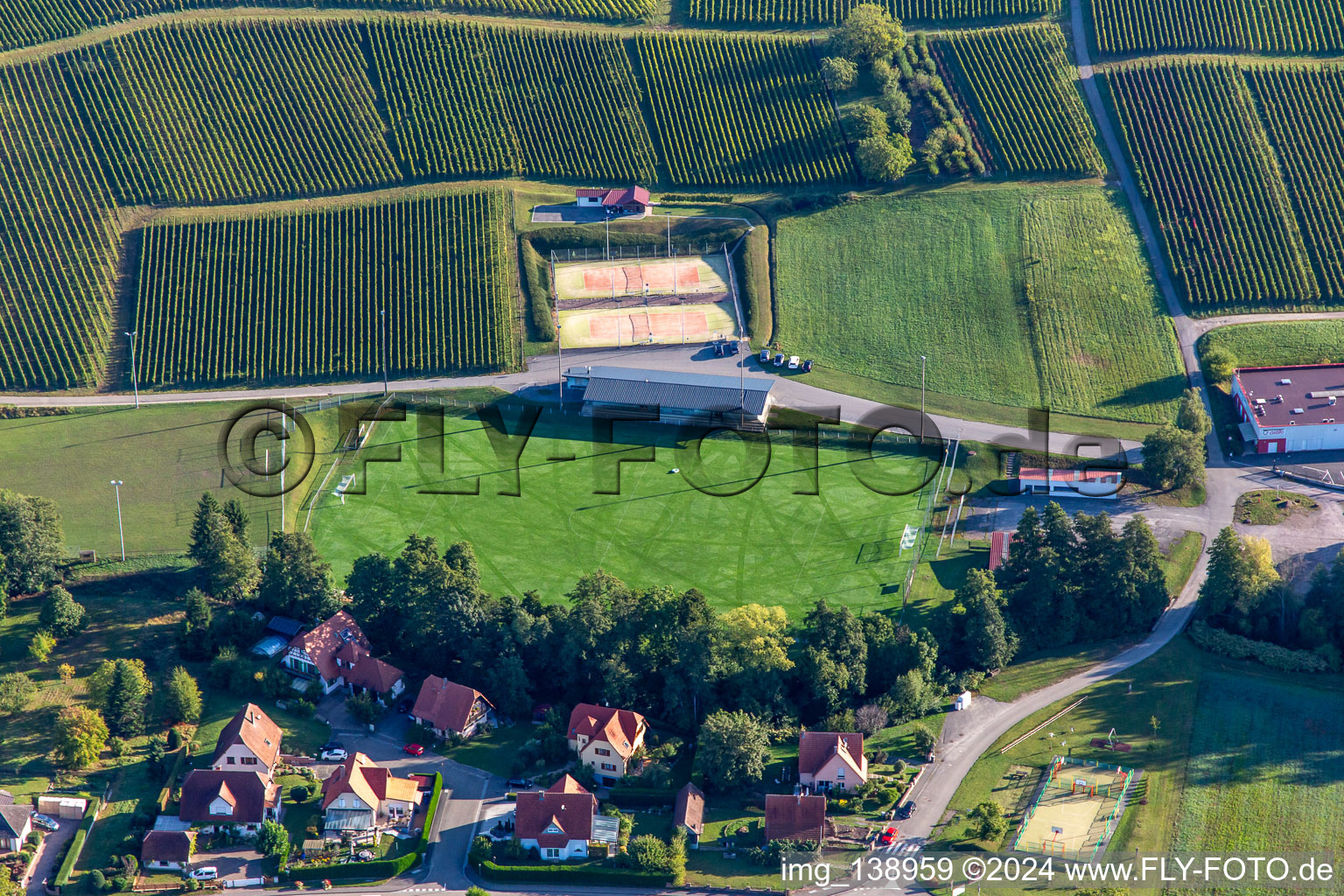 Vue aérienne de Club de football du club-house à Steinseltz dans le département Bas Rhin, France