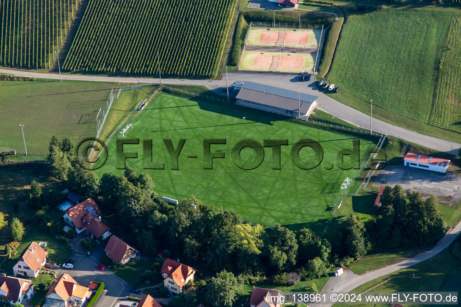 Vue aérienne de Club de football du club-house à Steinseltz dans le département Bas Rhin, France