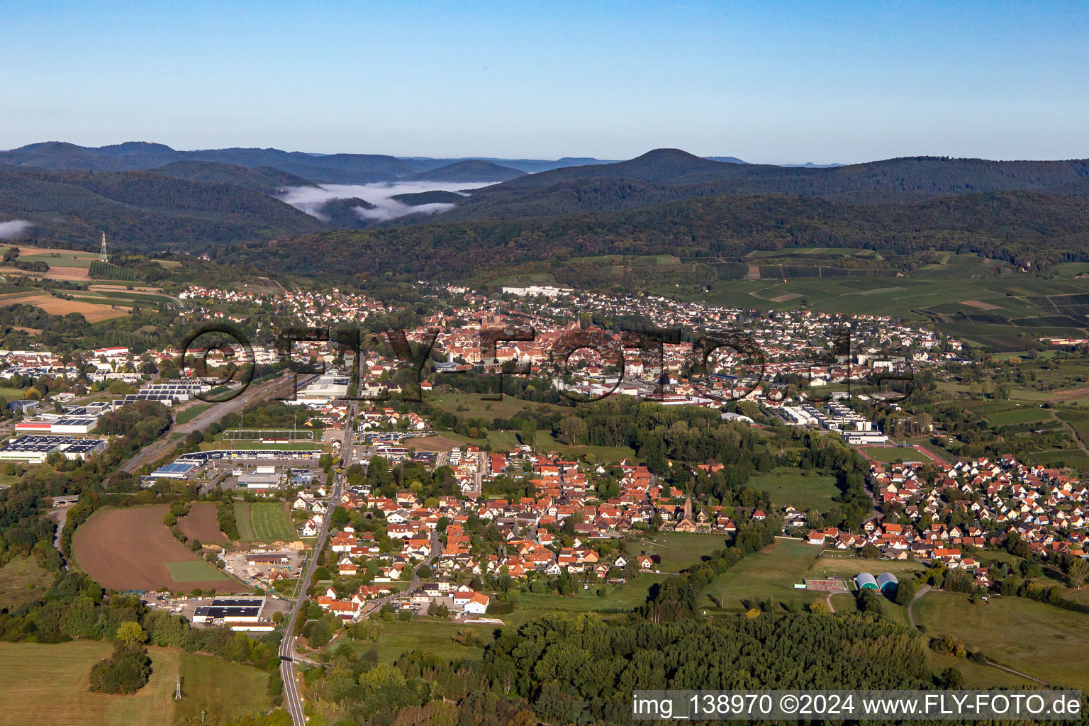 Vue aérienne de De l'est à le quartier Altenstadt in Wissembourg dans le département Bas Rhin, France