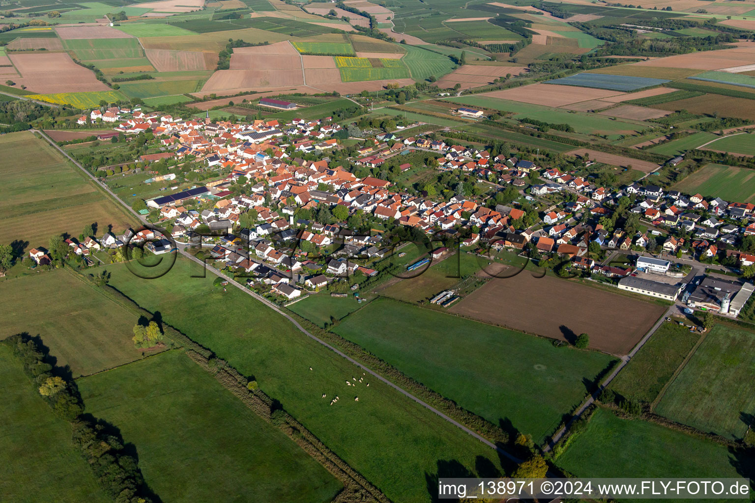 Vue aérienne de Du sud-est à Schweighofen dans le département Rhénanie-Palatinat, Allemagne