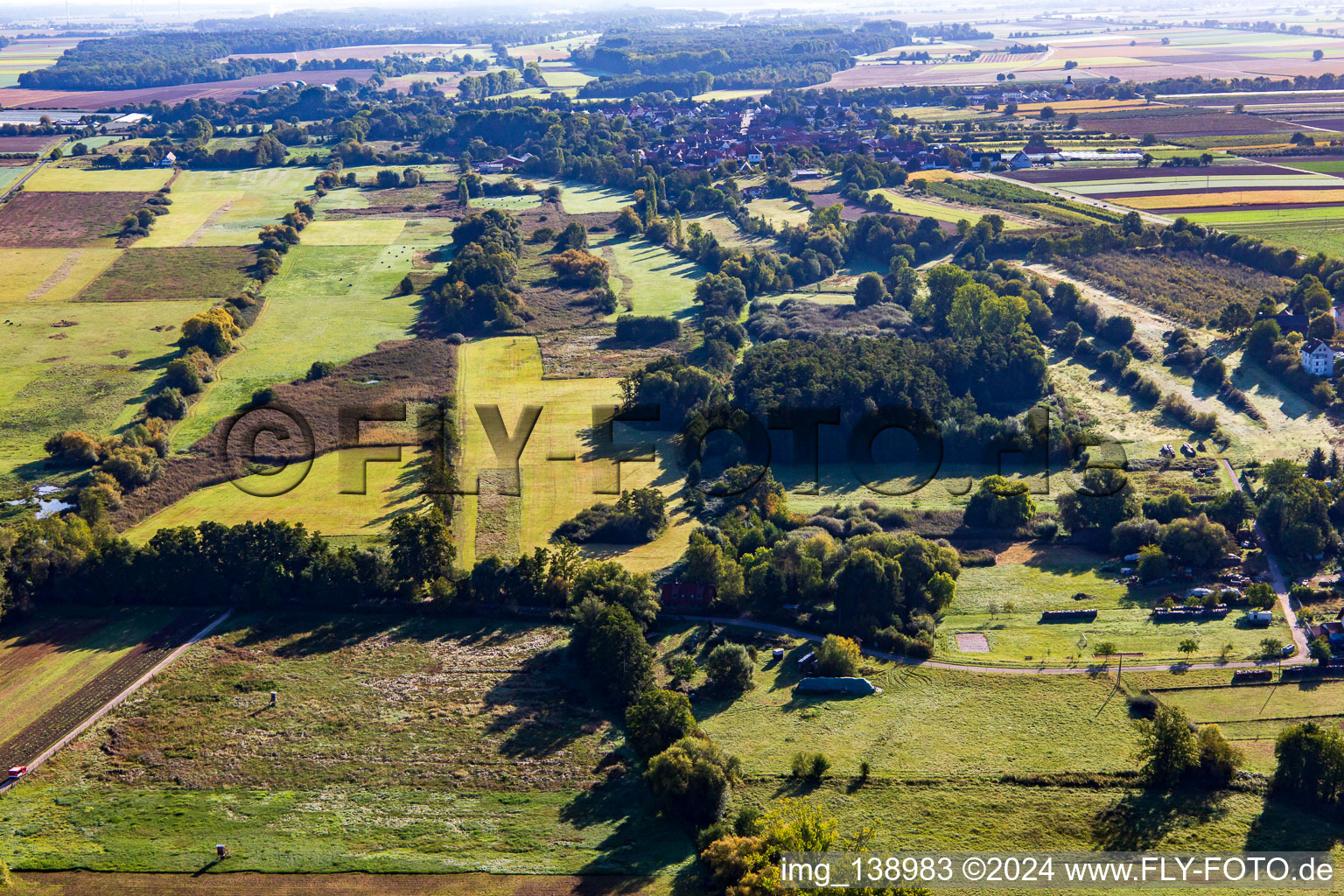 Vue aérienne de Réserve naturelle Billigheimer Bruch depuis l'ouest à le quartier Mühlhofen in Billigheim-Ingenheim dans le département Rhénanie-Palatinat, Allemagne