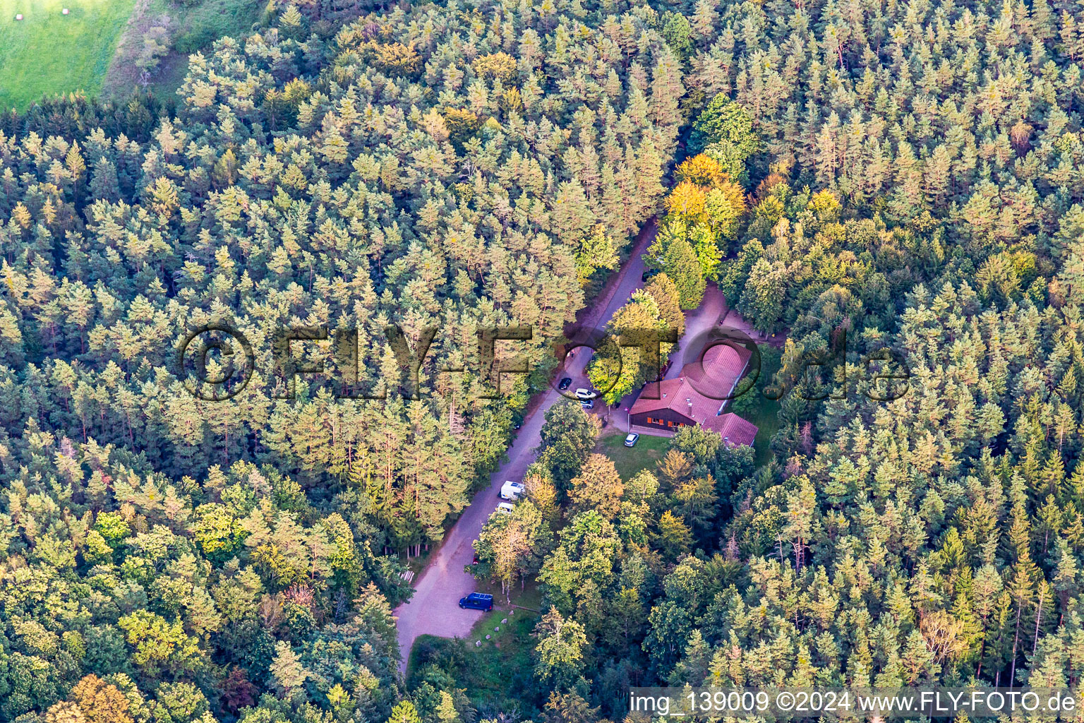 Vue aérienne de Drachenfelshütte au château de Drachenfels à Busenberg dans le département Rhénanie-Palatinat, Allemagne