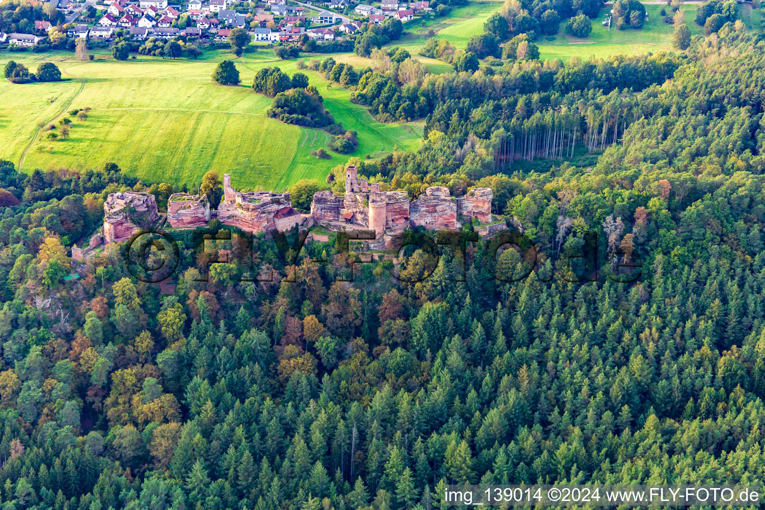 Vue aérienne de Massif du château d'Altdahn avec les ruines des châteaux de Grafendahn et Tanstein à Dahn dans le département Rhénanie-Palatinat, Allemagne