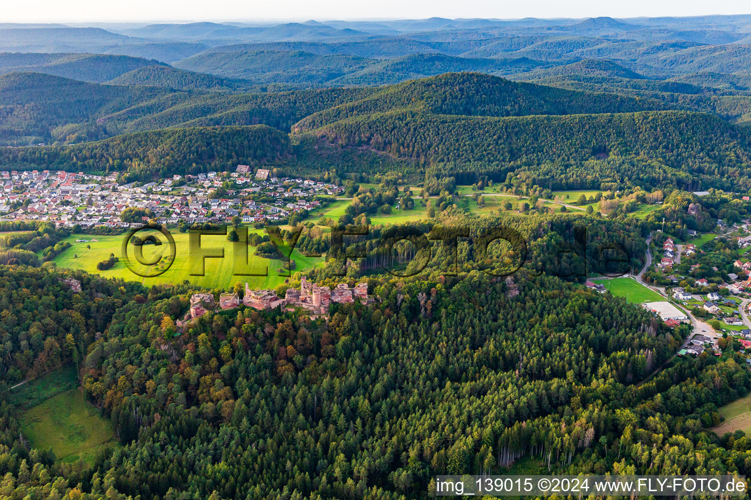 Vue aérienne de Massif du château d'Altdahn avec les ruines des châteaux de Grafendahn et Tanstein à Dahn dans le département Rhénanie-Palatinat, Allemagne