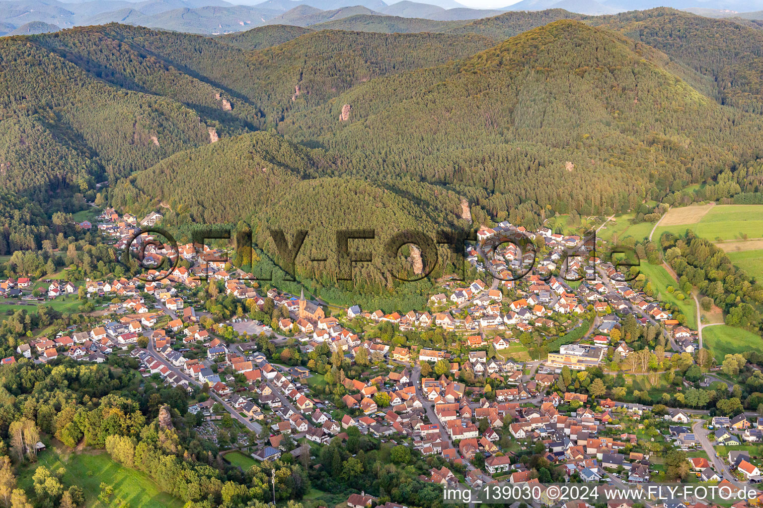 Vue aérienne de Wasgau, paradis de l'escalade à Erfweiler dans le département Rhénanie-Palatinat, Allemagne