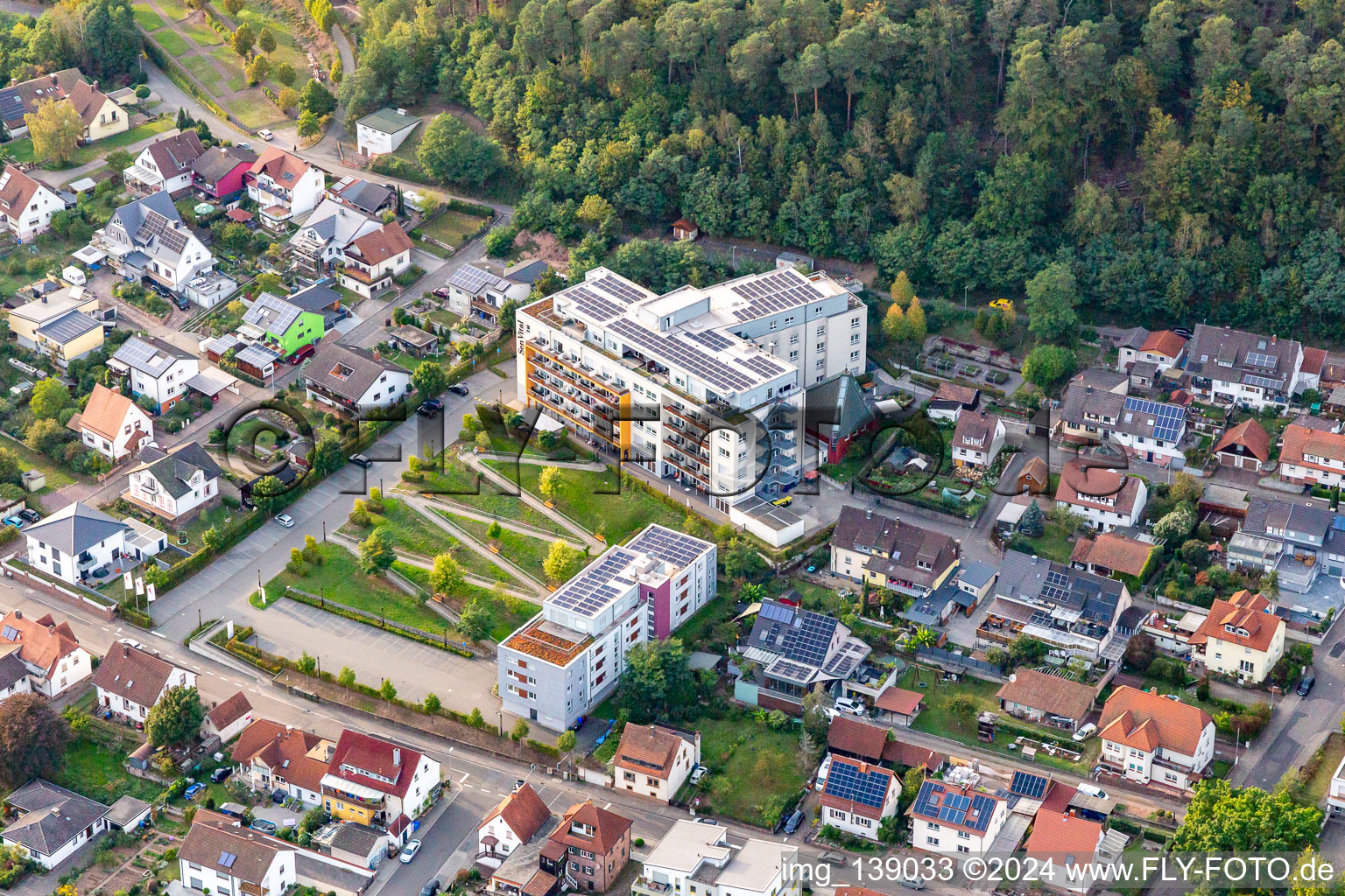 Vue aérienne de Centre de soins et de retraite SenVital Dahn Dreiburgenblick à Dahn dans le département Rhénanie-Palatinat, Allemagne