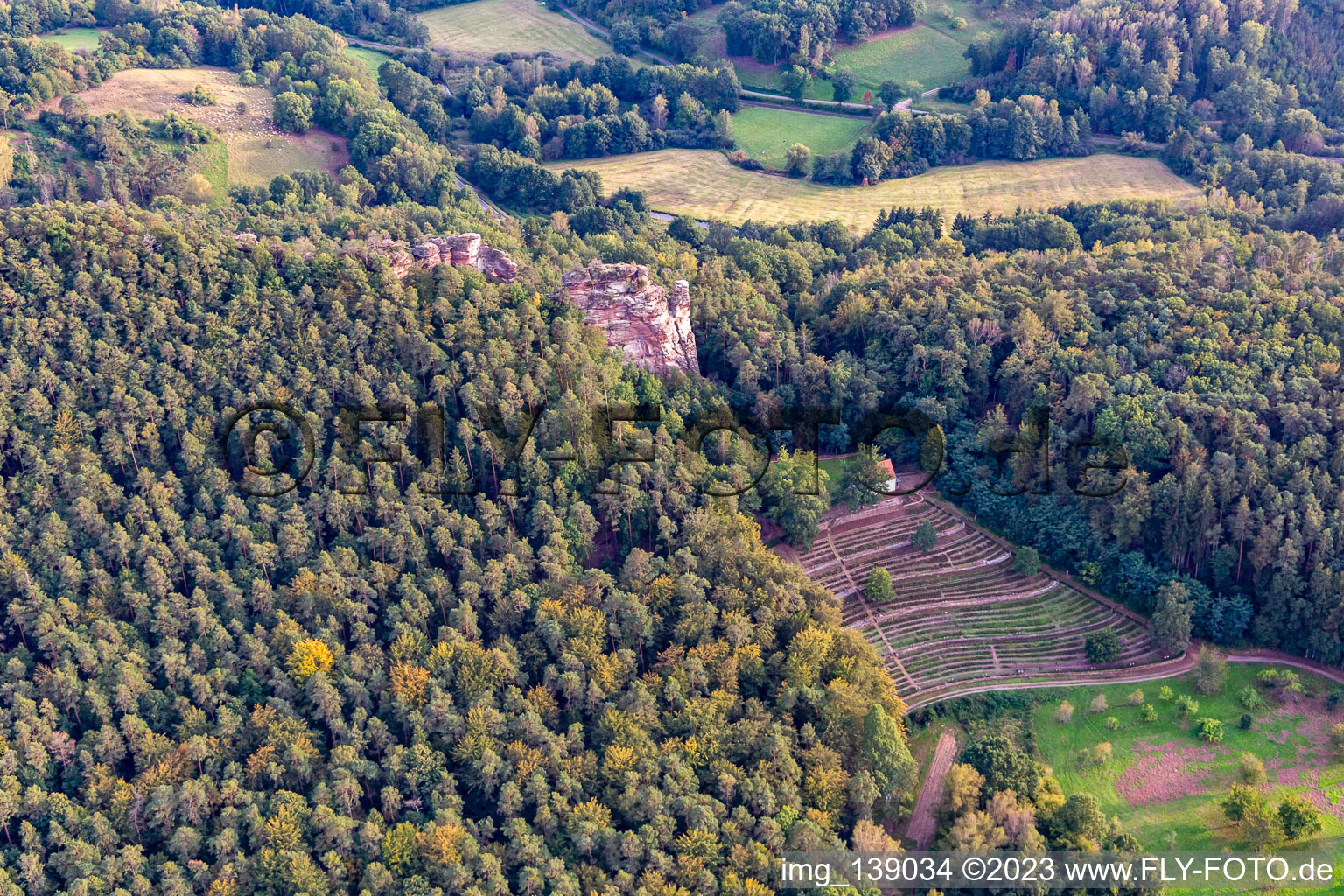 Vue aérienne de Cimetière d'honneur Dahn avec la chapelle Saint-Michel Dahn et le point de vue du Hochstein à Dahn dans le département Rhénanie-Palatinat, Allemagne