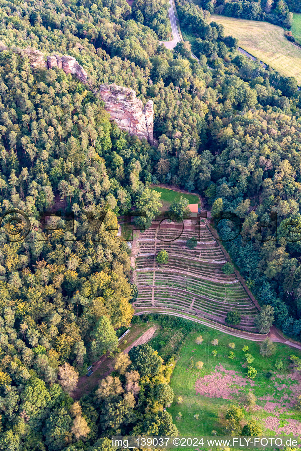 Vue aérienne de Cimetière d'honneur Dahn avec la chapelle Saint-Michel Dahn et le point de vue du Hochstein à Dahn dans le département Rhénanie-Palatinat, Allemagne