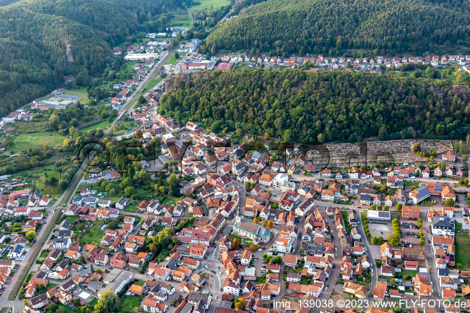 Vue aérienne de Du sud à Dahn dans le département Rhénanie-Palatinat, Allemagne