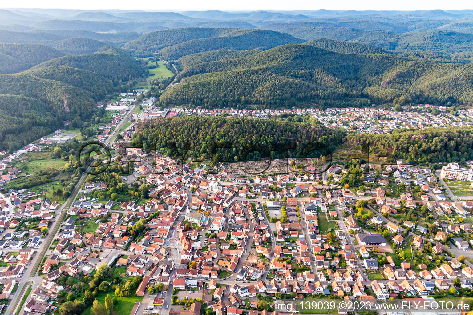 Vue aérienne de Du sud à Dahn dans le département Rhénanie-Palatinat, Allemagne