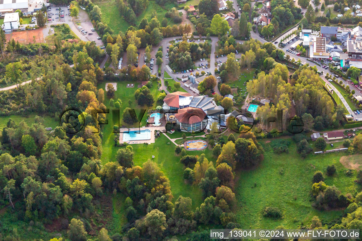 Vue aérienne de Paradis balnéaire de Felsland à Dahn dans le département Rhénanie-Palatinat, Allemagne