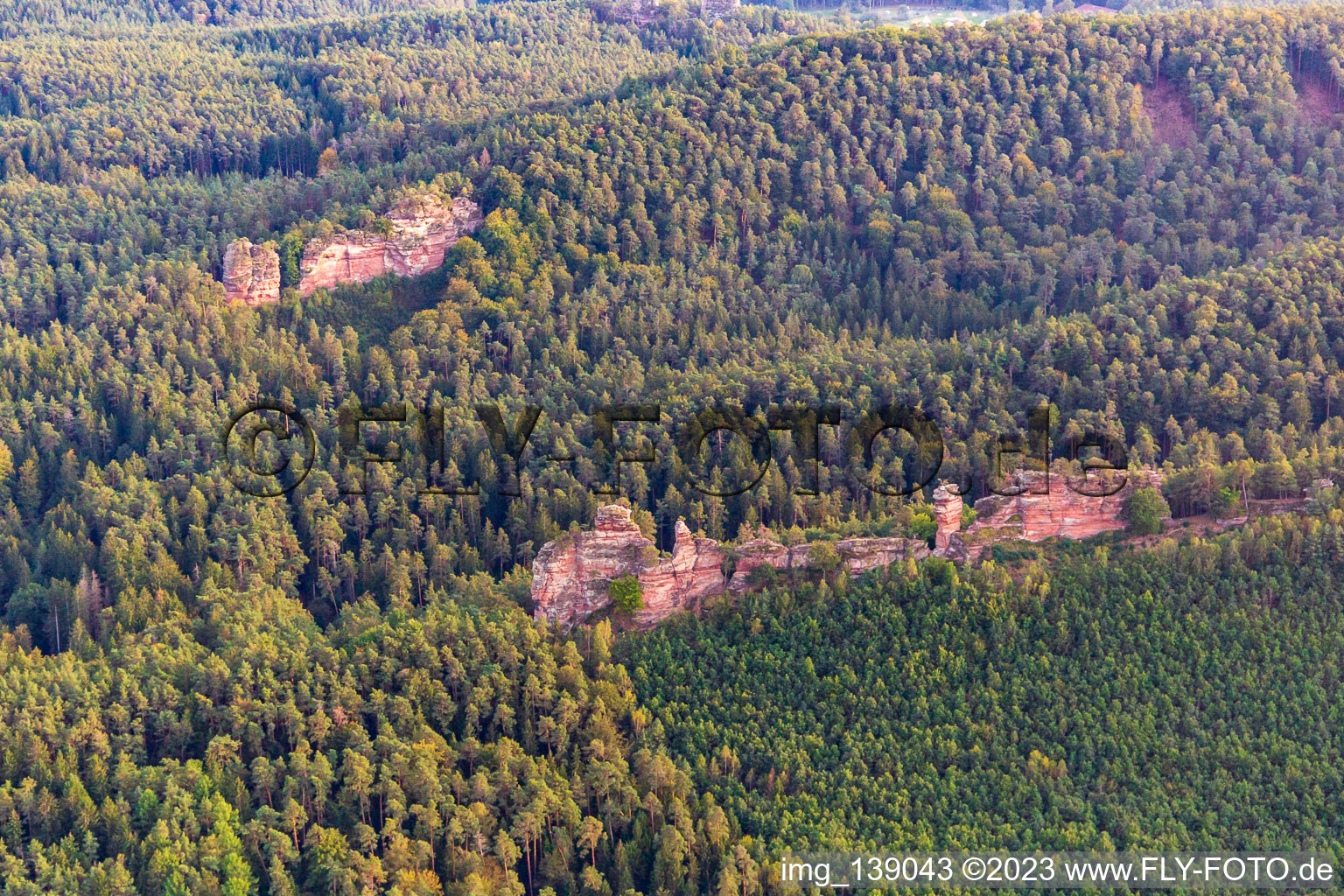 Vue aérienne de Büttelfels et Lämmerfelsen à Dahn dans le département Rhénanie-Palatinat, Allemagne