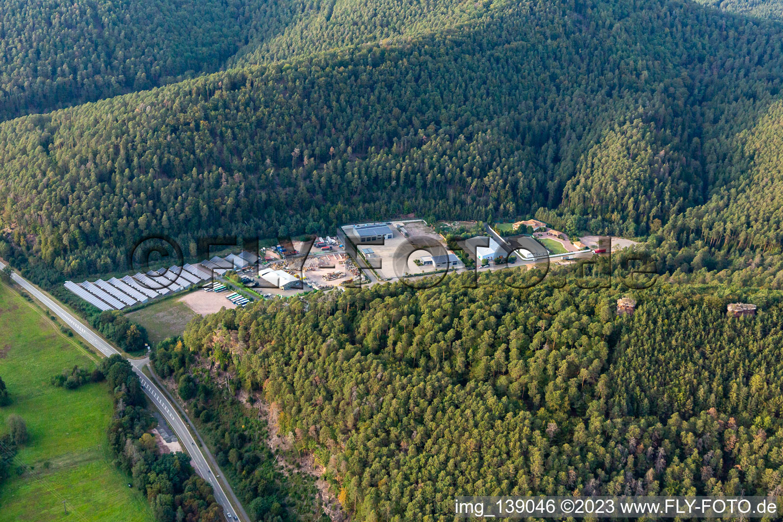 Vue aérienne de Frank Korbwarenfabrik GmbH & Co. KG et Schwarz Zimmerei und Dachdeckerei GmbH derrière le Galgenfelsen à Dahn dans le département Rhénanie-Palatinat, Allemagne