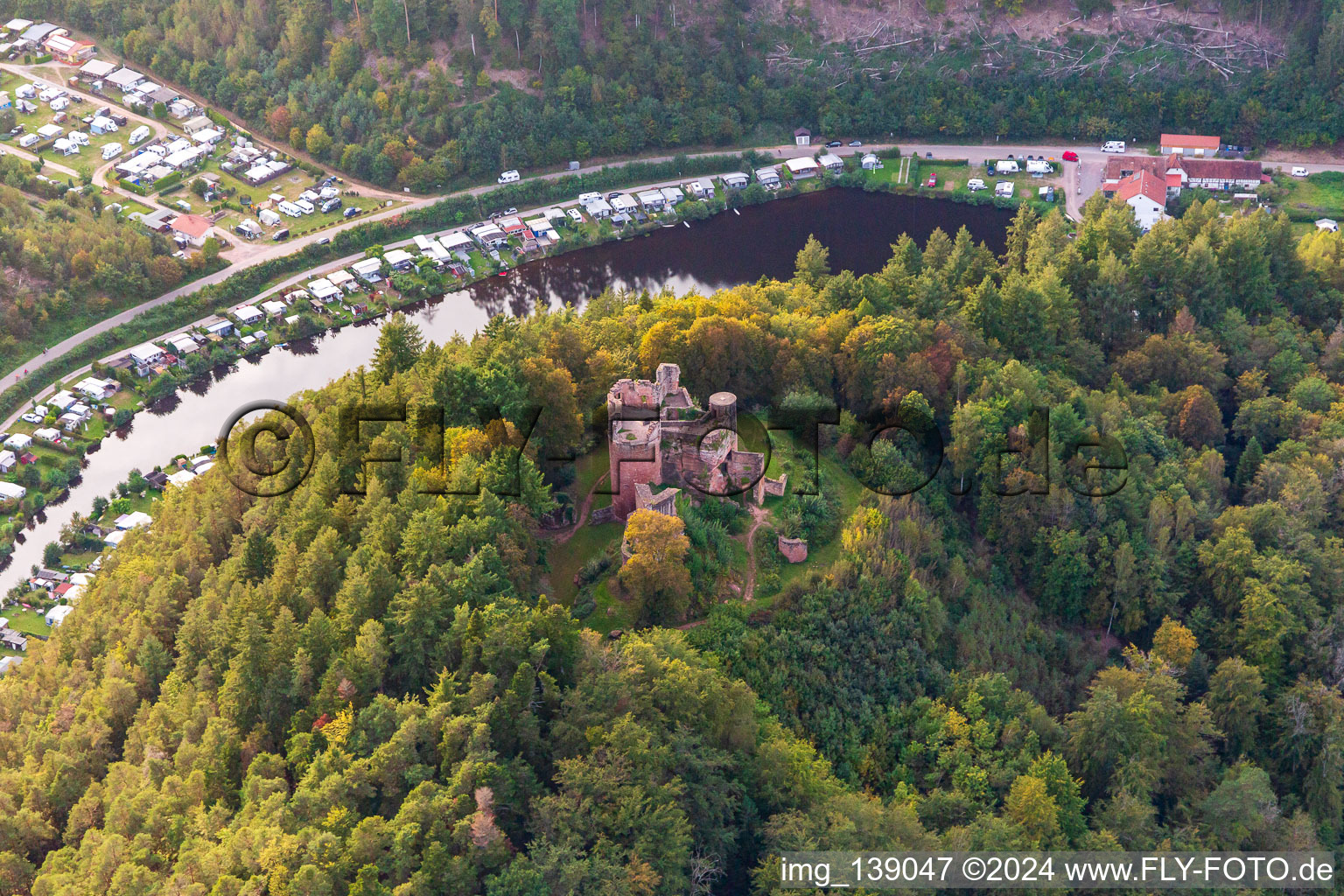 Vue aérienne de Ruines du château de Neudahn au-dessus du camping Neudahner Weiher à Dahn dans le département Rhénanie-Palatinat, Allemagne